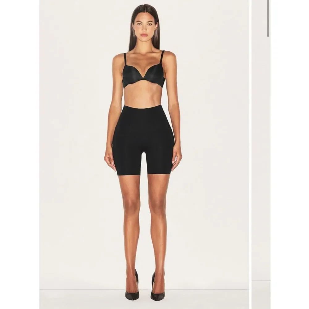 SKIMS HIP SHAPING MID THIGH SHORTS NWT